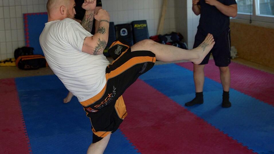 Sinnloses Prügeln? Beim Kampfsport MMA kommt es auch auf die Technik und die geistige und körperliche Fitness an. Sinnloses Prügeln? Beim Kampfsport MMA kommt es auch auf die Technik und die geistige und körperliche Fitness an.