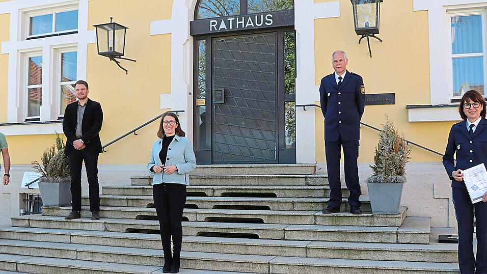 Stellvertretender Ordnungsamtsleiter Martin Farnhammer, gesch&auml;ftsleitender Beamter Christoph Paukner, B&uuml;rgermeisterin Andrea Probst, der stellvertretende Dienststellenleiter, Polizeihauptkommissar Friedrich Kiefl, und die Dienststellenleiterin bei der PI Bogen, Erste Polizeihauptkommissarin Daniela Neumayer, (von links) bei der Vorstellung des Sicherheitsberichtes 2020.