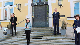 Stellvertretender Ordnungsamtsleiter Martin Farnhammer, geschäftsleitender Beamter Christoph Paukner, Bürgermeisterin Andrea Probst, der stellvertretende Dienststellenleiter, Polizeihauptkommissar Friedrich Kiefl, und die Dienststellenleiterin bei der PI Bogen, Erste Polizeihauptkommissarin Daniela Neumayer, (von links) bei der Vorstellung des Sicherheitsberichtes 2020. Stellvertretender Ordnungsamtsleiter Martin Farnhammer, geschäftsleitender Beamter Christoph Paukner, Bürgermeisterin Andrea Probst, der stellvertretende Dienststellenleiter, Polizeihauptkommissar Friedrich Kiefl, und die Dienststellenleiterin bei der PI Bogen, Erste Polizeihauptkommissarin Daniela Neumayer, (von links) bei der Vorstellung des Sicherheitsberichtes 2020.
