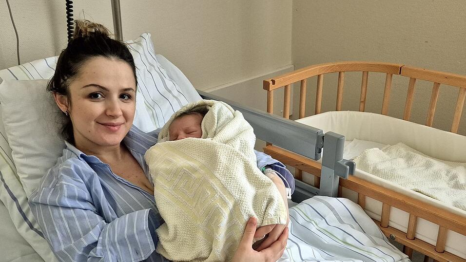 Das Neujahrsbaby im Caritas-Krankenhaus St. Josef: Mali mit seiner Mama.