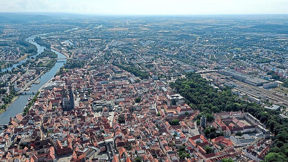 Mehrheitlich links-gr&uuml;n wurde in den Altstadtwahlbezirken gew&auml;hlt. Richtung Kasernenviertel im Osten und auch im Stadtnorden dominieren hingegen vielerorts blaue Balken die Stimmenauswertungen.