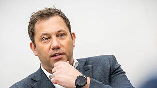 Vizekanzler Lars Klingbeil. Die deutsche Haltung zum Verbrenner-Aus könnte Thema im Koalitionsausschuss werden. Vizekanzler Lars Klingbeil. Die deutsche Haltung zum Verbrenner-Aus könnte Thema im Koalitionsausschuss werden.