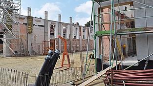 Für den Weiterbau am künftigen Bürgersaal wurden in der jüngsten Gemeinderatssitzung mehrere zum Teil sehr kostspielige Gewerke an mindestbietende Firmen vergeben. Für den Weiterbau am künftigen Bürgersaal wurden in der jüngsten Gemeinderatssitzung mehrere zum Teil sehr kostspielige Gewerke an mindestbietende Firmen vergeben.