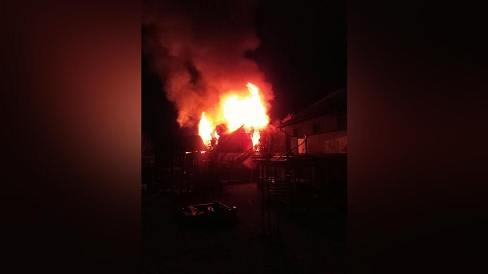 Flammeninferno am frühen Sonntagmorgen in Fahrenzhausen (Kreis Freising) im Ortsteil Viehbach. Dort brannte der Dachstuhl eines Mehrfamilienhauses. Die Brandursache ist aktuell noch völlig unklar. Flammeninferno am frühen Sonntagmorgen in Fahrenzhausen (Kreis Freising) im Ortsteil Viehbach. Dort brannte der Dachstuhl eines Mehrfamilienhauses. Die Brandursache ist aktuell noch völlig unklar.