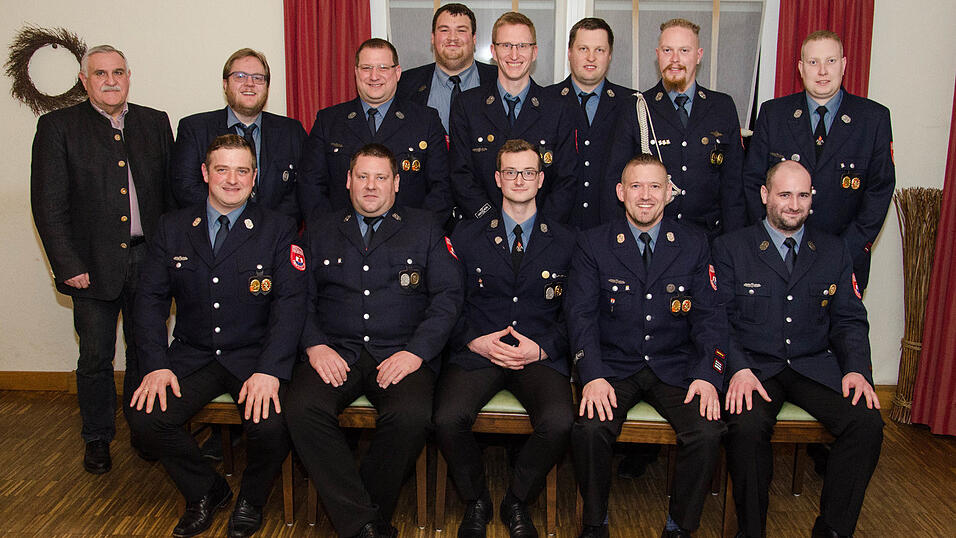 Bürgermeister Heinrich Krempl mit den geehrten und beförderten Feuerwehrleuten samt Feuerwehrführung. Bürgermeister Heinrich Krempl mit den geehrten und beförderten Feuerwehrleuten samt Feuerwehrführung.