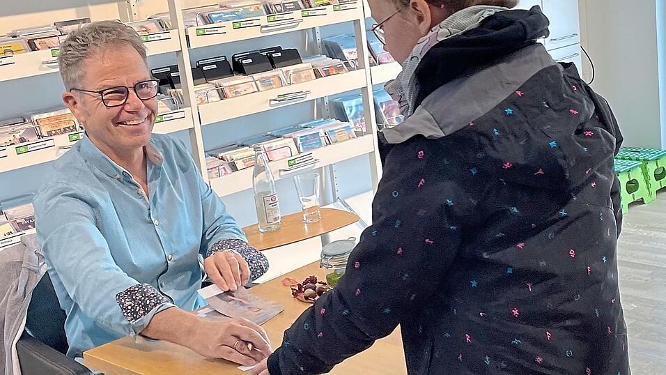 Fabian Lenk gab nach der Lesung noch eine Autogrammstunde.