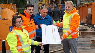 Sabine Forstner (v.l.), Matthias Zeitlhöfler, Franz Enzensberger und Josef Beham mit dem Plan des Bohrprofils