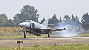 Eine F-4F Phantom II landet auf dem Fliegerhorst im oberbayerischen Neuburg an der Donau. Eine Maschine dieses Typs stürzt vor 40 Jahren bei Grünberg ab.