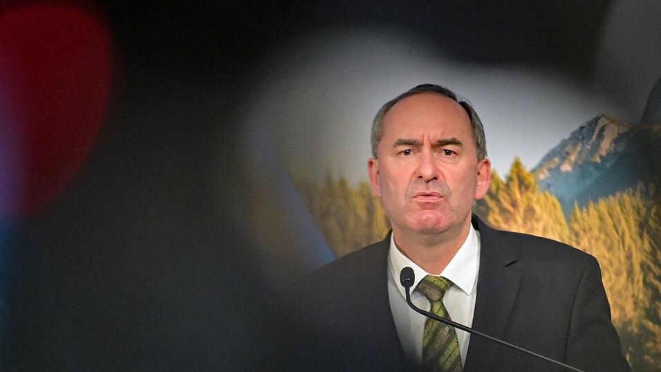 Wirtschaftsminister Hubert Aiwanger (Freie Wähler) hofft auf eine große Nutzung von Gewässerthermie in Bayern. (Archivbild)