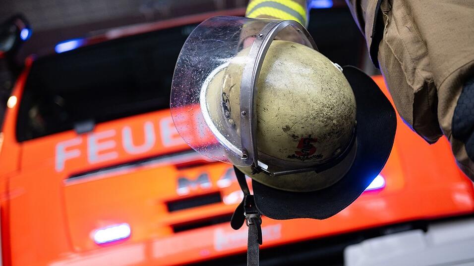 Die Feuerwehr löscht das Feuer im Dachstuhl eines Wohnhauses. (Symbolbild) Die Feuerwehr löscht das Feuer im Dachstuhl eines Wohnhauses. (Symbolbild)