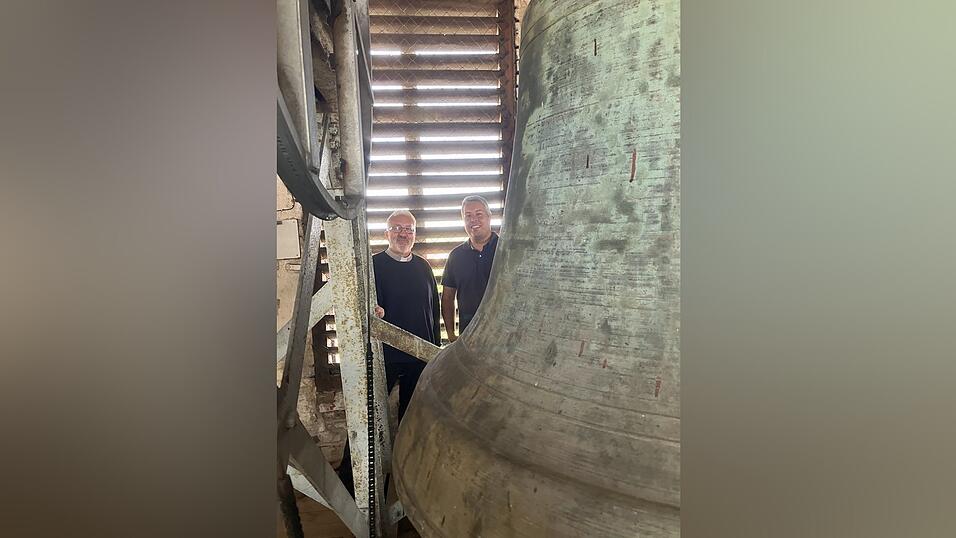Pfarrer Alfons Leibl (l.) und Bürgermeister Manfred Schambeck im Kirchturm Pfarrer Alfons Leibl (l.) und Bürgermeister Manfred Schambeck im Kirchturm