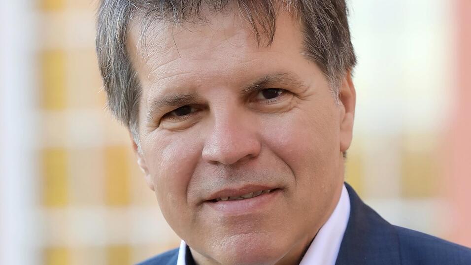 Der 58-jährige Historiker, Redakteur und Übersetzer für Englisch und Russisch Ignaz Lozo arbeitete 15 Jahre für die ZDF-Nachrichten, auch im Studio München. 2007 kehrte er nach Mainz zurück als Autor von Dokumentationen.f Der 58-jährige Historiker, Redakteur und Übersetzer für Englisch und Russisch Ignaz Lozo arbeitete 15 Jahre für die ZDF-Nachrichten, auch im Studio München. 2007 kehrte er nach Mainz zurück als Autor von Dokumentationen.f