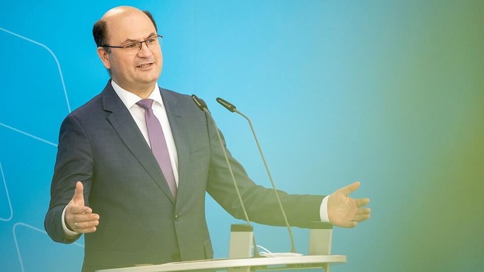 Bayerns Finanzminister Albert Füracker (CSU) spricht bei einer Pressekonferenz. Bayerns Finanzminister Albert Füracker (CSU) spricht bei einer Pressekonferenz.