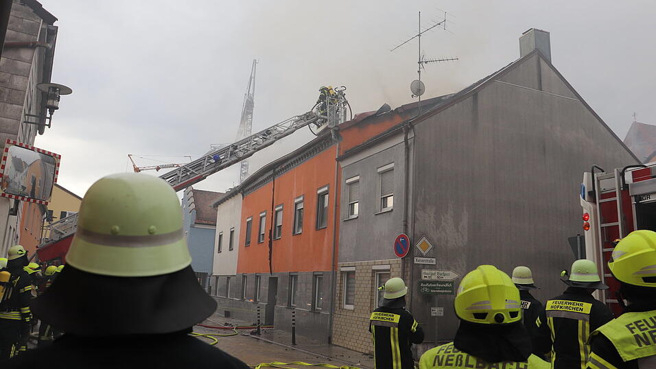Hunderte Einsatzkräfte waren vor Ort, um die Flammen zu bekämpfen.