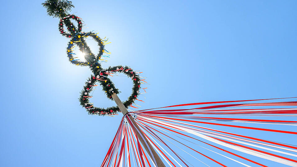 Es hätte der allerschönste Maibaum weit und breit werden sollen, doch vor dem Aufstellen schlugen 1925 in Pönning die Maibaumdiebe zu. Neben dem Schaden hatten die Pönninger auch noch den Spott zu ertragen, weil sie ihren 25-Meter-Stamm nicht besser bewacht hatten. Es hätte der allerschönste Maibaum weit und breit werden sollen, doch vor dem Aufstellen schlugen 1925 in Pönning die Maibaumdiebe zu. Neben dem Schaden hatten die Pönninger auch noch den Spott zu ertragen, weil sie ihren 25-Meter-Stamm nicht besser bewacht hatten.
