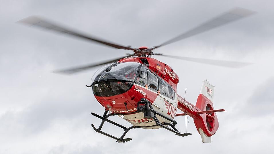 Ein Rettungshubschrauber bringt einen Schwerverletzten nach einem Unfall mit einer Kreissäge ins Krankenhaus. (Symbolbild) Ein Rettungshubschrauber bringt einen Schwerverletzten nach einem Unfall mit einer Kreissäge ins Krankenhaus. (Symbolbild)