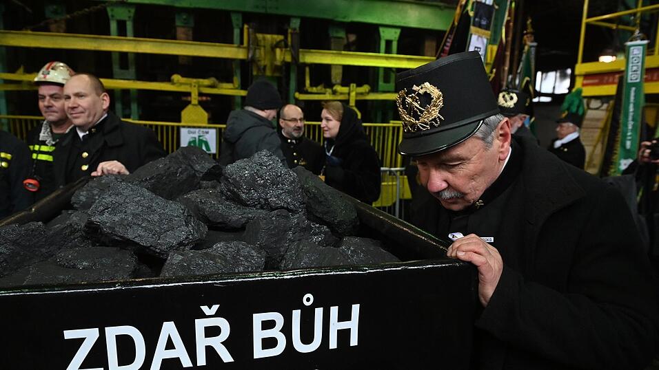 Bergleute bringen die symbolische letzte Lore an die Oberfl&auml;che.