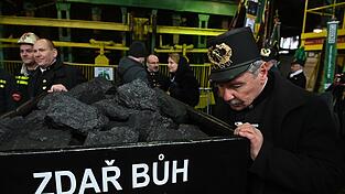 Bergleute bringen die symbolische letzte Lore an die Oberfl&auml;che.