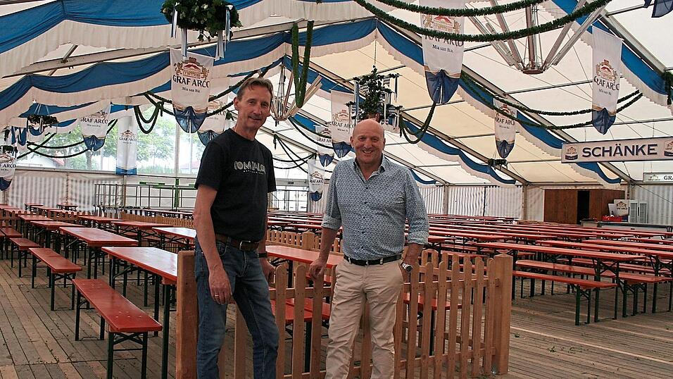 B&uuml;rgermeister Franz Aster (r.) und der der neue Festwirt Josef Aicher zeigen sich mit den Vorbereitungen zufrieden und hoffen auf ein gutes Wetter und viele Volksfestbesucher.