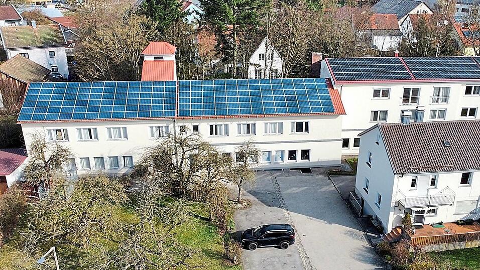 Im Tragl-Anwesen an der Jettingerstra&szlig;e wurde in den vergangenen Monaten die Offene Ganztagsschule (OGS) eingerichtet. Da sich das Geb&auml;ude gegen&uuml;ber dem Schulzentrum befindet, ist dies schon allein deshalb eine gute Wahl. Die Stadt Furth im Wald musste diesbez&uuml;glich handeln, da ab August diesen Jahres bundesweit schrittweise ein Rechtsanspruch von Eltern von Grundsch&uuml;lern auf Ganztagsbetreuung besteht. Die Einrichtung wird aber auch von der Mittelschule mitgenutzt.