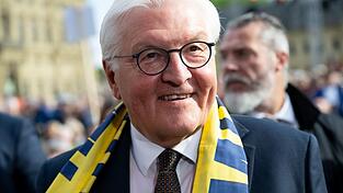 Bundespr&auml;sident Steinmeier tr&auml;gt den offiziellen Katholikentags-Schal.