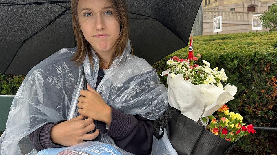 Cornelia Lillelien hat Blumen in Haralds Lieblingsfarbe ausgesucht, erzählt sie. Cornelia Lillelien hat Blumen in Haralds Lieblingsfarbe ausgesucht, erzählt sie.
