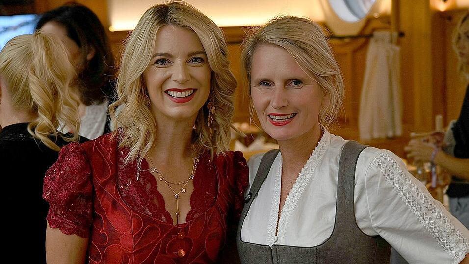 Party-Veranstalterin Sina Scherer (rechts) mit Bräurosl-Wirtin Franziska Reichert beim Wiesn-Warm-Up im Donisl. Party-Veranstalterin Sina Scherer (rechts) mit Bräurosl-Wirtin Franziska Reichert beim Wiesn-Warm-Up im Donisl.