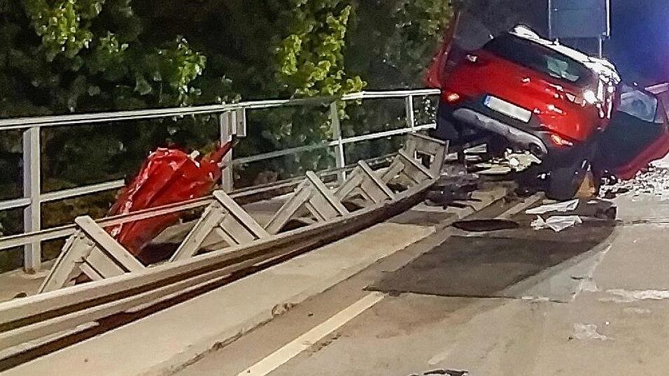 Am fr&uuml;hen Sonntagabend krachten zwei Autos auf der B20 frontal ineinander. Ein dritter Wagen fuhr in die Unfallstelle.