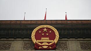 In Peking beginnt der Volkskongress. Zum Auftakt legt Chinas F&uuml;hrung eine niedrigere Untergrenze f&uuml;r das Wachstum fest.