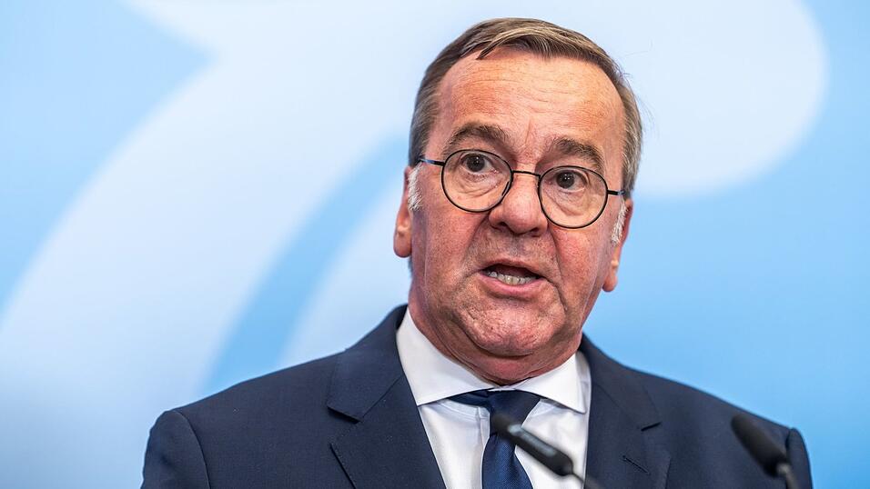 «Im Augenblick gibt es kein Szenario (...), dass der Korken schnell aus der Flasche kommt», sagt Verteidigungsminister Boris Pistorius. «Im Augenblick gibt es kein Szenario (...), dass der Korken schnell aus der Flasche kommt», sagt Verteidigungsminister Boris Pistorius.