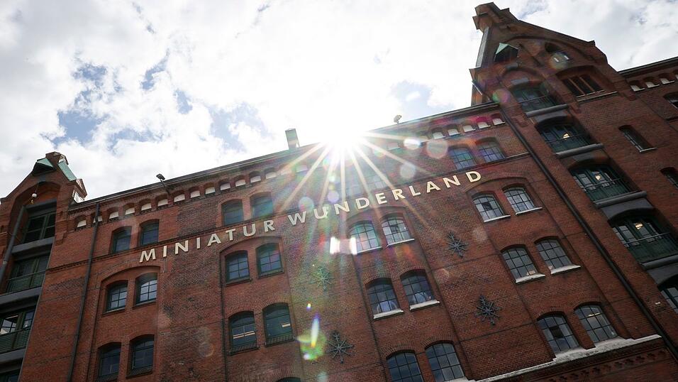 In der Hamburger Speicherstadt ist das Miniatur Wunderland seit vielen Jahren ein Touristenmagnet. In der Hamburger Speicherstadt ist das Miniatur Wunderland seit vielen Jahren ein Touristenmagnet.