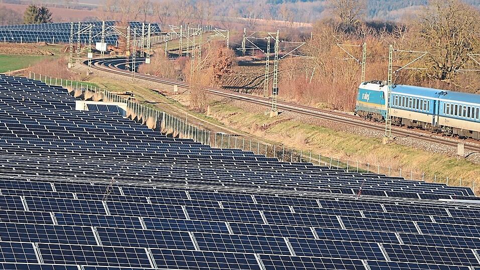 Viele Flächen entlang der Bahnlinie sind auf dem Gebiet des Marktes bereits mit PV-Anlagen bebaut. Auch entlang von Autobahnen sind solche Anlagen priviligiert, allerdings nicht entlang der autobahngleichen B 15 neu. Viele Flächen entlang der Bahnlinie sind auf dem Gebiet des Marktes bereits mit PV-Anlagen bebaut. Auch entlang von Autobahnen sind solche Anlagen priviligiert, allerdings nicht entlang der autobahngleichen B 15 neu.