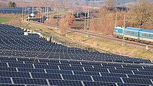 Viele Fl&auml;chen entlang der Bahnlinie sind auf dem Gebiet des Marktes bereits mit PV-Anlagen bebaut. Auch entlang von Autobahnen sind solche Anlagen priviligiert, allerdings nicht entlang der autobahngleichen B 15 neu.