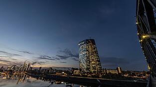 Die Europäische Zentralbank (EZB) bleibt in Sachen Zinsen in Lauerstellung. (Archivbild) Die Europäische Zentralbank (EZB) bleibt in Sachen Zinsen in Lauerstellung. (Archivbild)