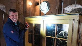 Elektriker Arthur Pfaffl ist der Chef der Straubinger Zeit und freut sich über das alte mechanisches Werk. Elektriker Arthur Pfaffl ist der Chef der Straubinger Zeit und freut sich über das alte mechanisches Werk.