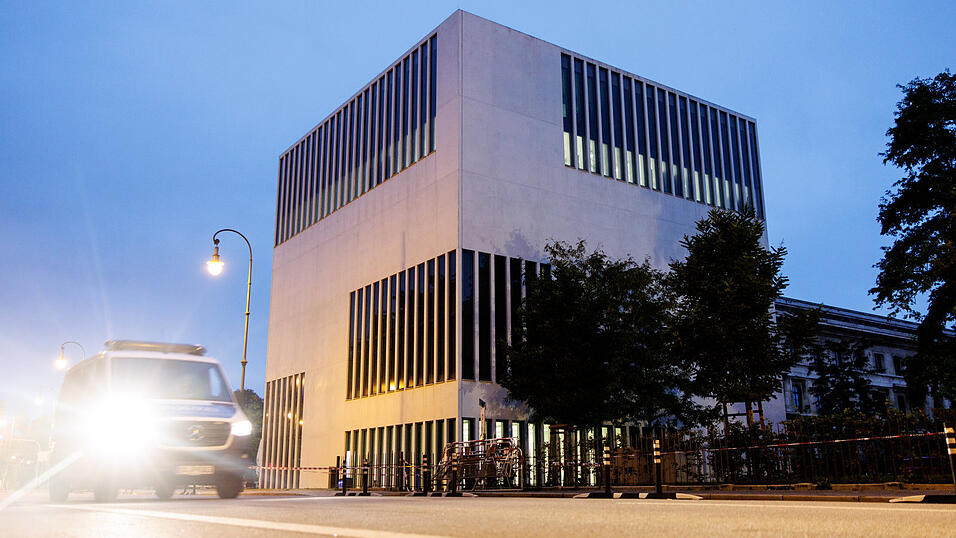 Der Angriff eines mutmaßlichen Islamisten auf das NS-Dokumentationszentrum in München 2024 zählt zu den erwähnten Fällen. Der Angriff eines mutmaßlichen Islamisten auf das NS-Dokumentationszentrum in München 2024 zählt zu den erwähnten Fällen.