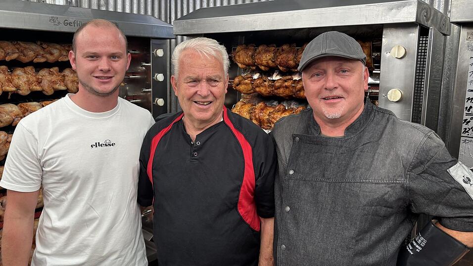 Lukas (21), Harry (83) und Jürgen Bunk (56; von links) sorgen dafür, dass die Hendl beim Krönner außen knusprig und resch und innen saftig sind. Lukas (21), Harry (83) und Jürgen Bunk (56; von links) sorgen dafür, dass die Hendl beim Krönner außen knusprig und resch und innen saftig sind.