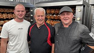 Lukas (21), Harry (83) und Jürgen Bunk (56; von links) sorgen dafür, dass die Hendl beim Krönner außen knusprig und resch und innen saftig sind.