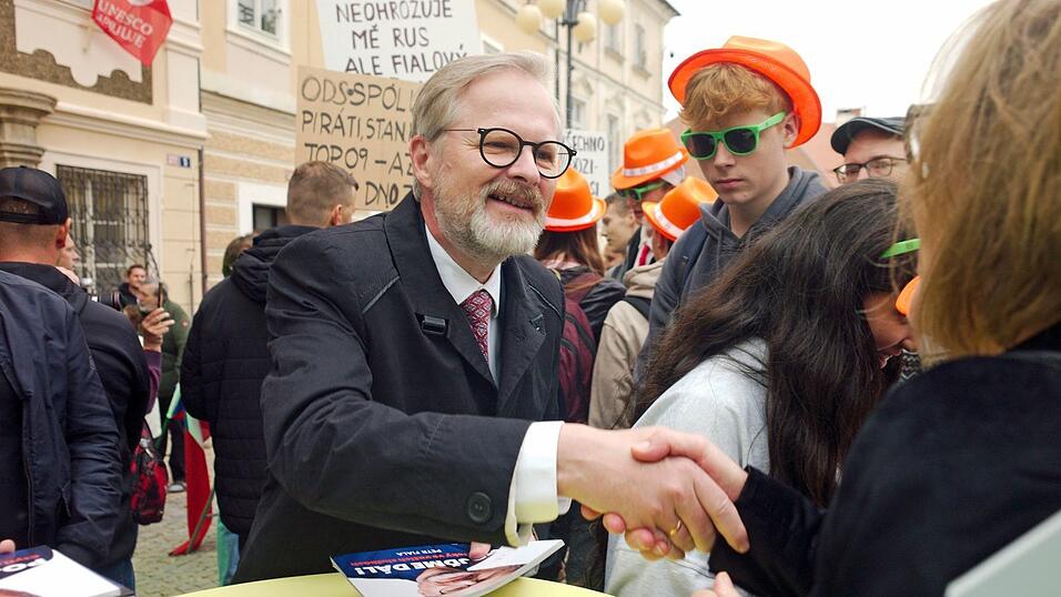 Der tschechische Regierungschef Petr Fiala wirbt bei einem Wahlkampfauftritt in der Unesco-Welterbestadt Kutna Hora, rund 60 Kilometer östlich von Prag, um Stimmen. (Archivbild)
