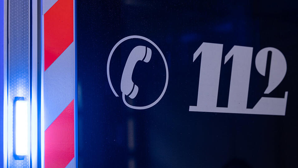 Ein Mann erlitt w&auml;hrend der Fahrt einen medizinischen Notfall und stie&szlig; in Straubing mit mehreren Fahrzeugen zusammen. (Symbolbild)&nbsp;