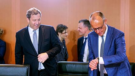Bundeskanzler Friedrich Merz (r.) und sein Finanzminister Lars Klingbeil: Nach dem Kabinettsbeschluss geht der Haushalt nun in die parlamentarischen Beratungen.
