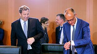 Bundeskanzler Friedrich Merz (r.) und sein Finanzminister Lars Klingbeil: Nach dem Kabinettsbeschluss geht der Haushalt nun in die parlamentarischen Beratungen. Bundeskanzler Friedrich Merz (r.) und sein Finanzminister Lars Klingbeil: Nach dem Kabinettsbeschluss geht der Haushalt nun in die parlamentarischen Beratungen.