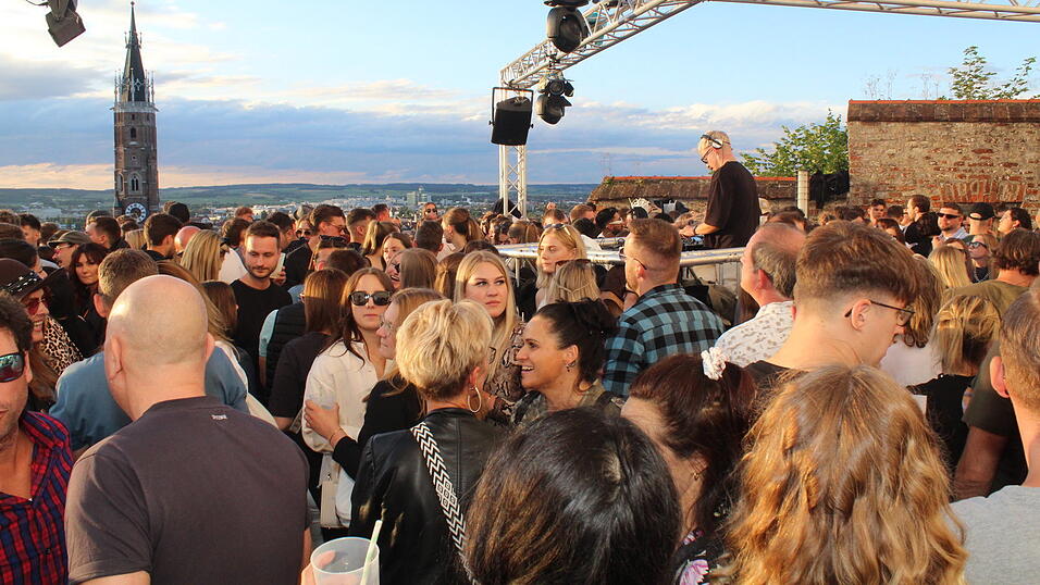 Tanzen mit malerischer Kulisse: Das Elektronik-Festival „Tanz die Trausnitz“ ist mit zwei Tagen Länge zwar recht kurz, aber trotzdem immer wieder gut besucht. Solche alternativen Konzepte etablieren sich nicht nur in Mittelstädten wie Landshut, sondern sind auch fester Bestandteil der Großstadtnächte. Tanzen mit malerischer Kulisse: Das Elektronik-Festival „Tanz die Trausnitz“ ist mit zwei Tagen Länge zwar recht kurz, aber trotzdem immer wieder gut besucht. Solche alternativen Konzepte etablieren sich nicht nur in Mittelstädten wie Landshut, sondern sind auch fester Bestandteil der Großstadtnächte.