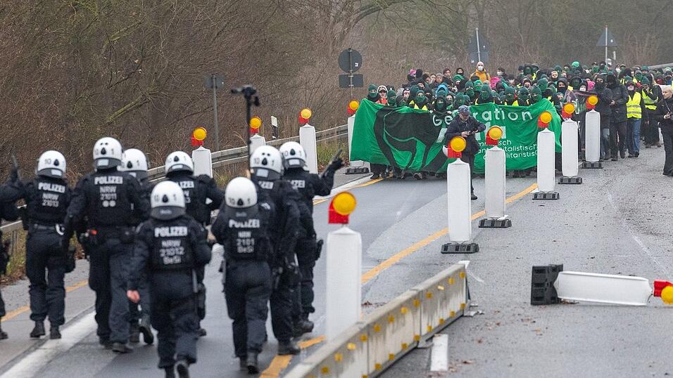 Polizei und Demonstranten treffen auf der B429 nahe der Lahnbr&uuml;cke aufeinander.