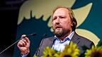 „Genauso wenig wähl’ ich AfD“: Anton Hofreiter sorgt mit seinem Kloschüssel-Vergleich für die lautesten Lacher im Weinzelt. „Genauso wenig wähl’ ich AfD“: Anton Hofreiter sorgt mit seinem Kloschüssel-Vergleich für die lautesten Lacher im Weinzelt.