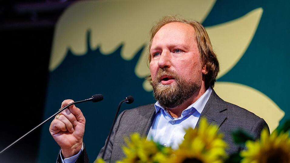 „Genauso wenig wähl’ ich AfD“: Anton Hofreiter sorgt mit seinem Kloschüssel-Vergleich für die lautesten Lacher im Weinzelt. „Genauso wenig wähl’ ich AfD“: Anton Hofreiter sorgt mit seinem Kloschüssel-Vergleich für die lautesten Lacher im Weinzelt.