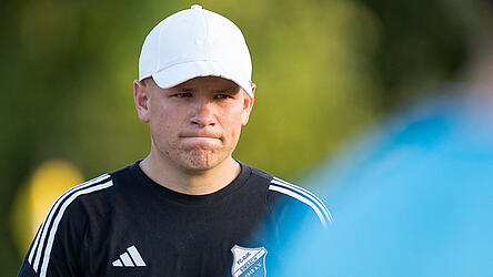 H&auml;tte Simbachs Trainer Tobias Biermeier nicht meist eine Kappe am Spielfeldrand auf, h&auml;tte er sich wohl die Haare gerauft.