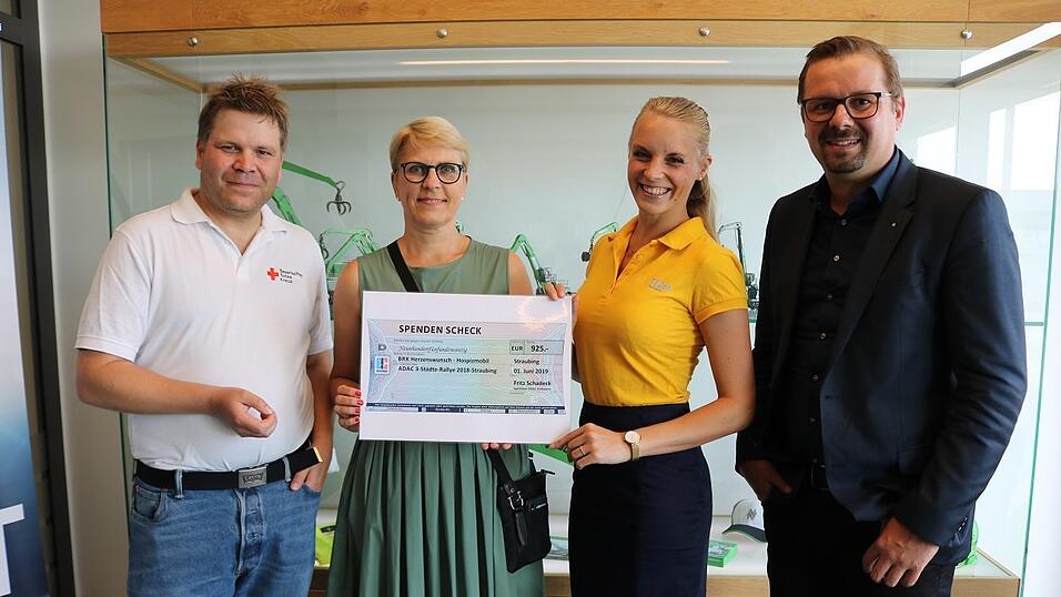 3 STÄDTE-Moderatorin Kathrin Resch (2.v.r.) überreichte zusammen mit ADAC Südbayern-PR-Chef Stefan Dorner (r.) den Spendenscheck an Marko Pammer vom BRK Hospizmobil. Übergabe war beim Partnerabend des Eishockey-Proficlubs Straubing Tigers, zu dem Geschäftsführerin Gaby Sennebogen über 250 Gäste begrüßen durfte. Die Tigers hatten die Spendenaktion mit einem Trikot unterstützt und bleiben auch heuer Partner der 3 STÄDTE RALLYE. 3 STÄDTE-Moderatorin Kathrin Resch (2.v.r.) überreichte zusammen mit ADAC Südbayern-PR-Chef Stefan Dorner (r.) den Spendenscheck an Marko Pammer vom BRK Hospizmobil. Übergabe war beim Partnerabend des Eishockey-Proficlubs Straubing Tigers, zu dem Geschäftsführerin Gaby Sennebogen über 250 Gäste begrüßen durfte. Die Tigers hatten die Spendenaktion mit einem Trikot unterstützt und bleiben auch heuer Partner der 3 STÄDTE RALLYE.