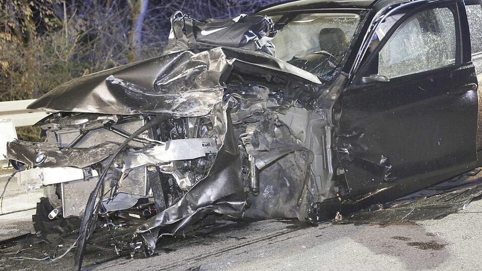 Bei dem Unfall bei Egglkofen wurden mehrere Personen schwer verletzt. Bei dem Unfall bei Egglkofen wurden mehrere Personen schwer verletzt.