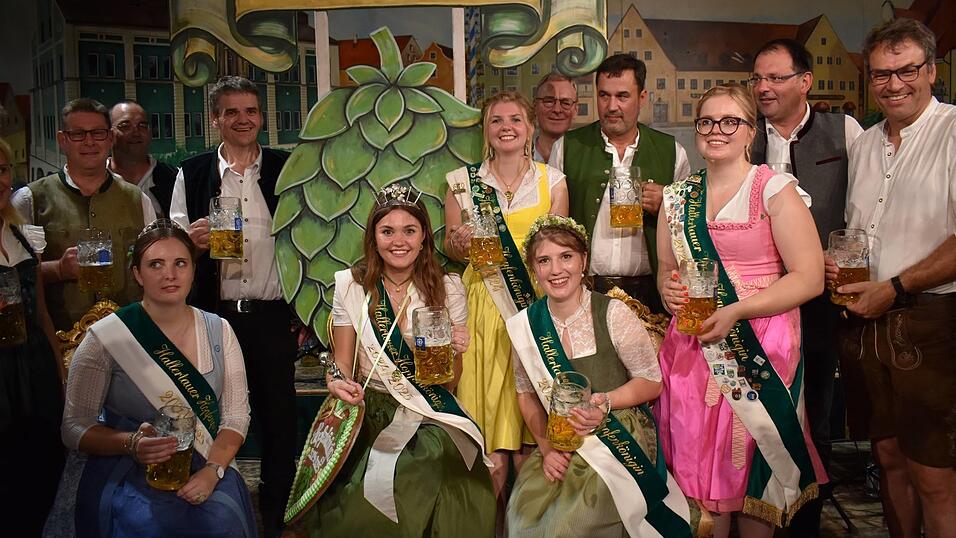 Das neue Hallertauer Dreigestirn aus dem Thron (v. l.): Sophie Huber, Eva-Maria Pichlmeyer und Anna Fischer im Kreise zahlreicher Gratulanten, darunter ihre beiden Vorg&auml;ngerinnen Lena Schmid und Anna-Lena Ostler.
